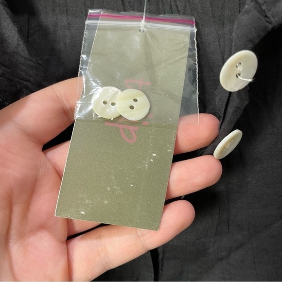 [Tulip] Women's Black Minimalist Cotton Pearl Button Down Shark Bite Hem Top - Picture 5 of 8